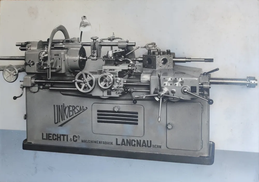 Photography Anonyme - Darstellung einer Präzisionsmaschine, um 1960