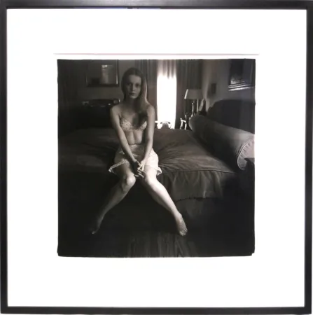 Photography Arbus - Mia Villiers-Farrow on a bed