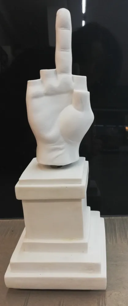 No Technical Cattelan - L.O.V.E. Carillon