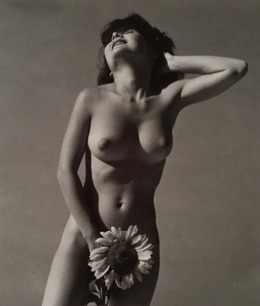 Photography De Dienes  - Nu avec fleurs