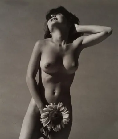 Photography De Dienes  - Nu avec fleurs