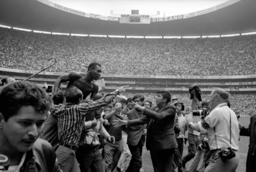 Photography Leifer - Pele on Shoulders on Fans
