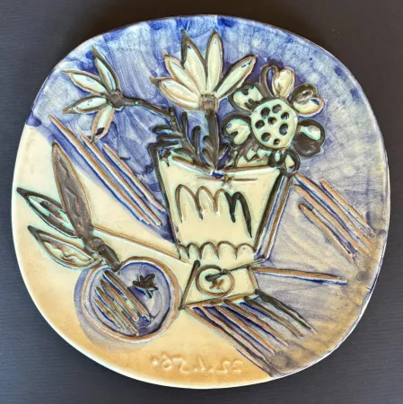 No Technical Picasso - Pablo Picasso (1881–1973) - Bouquet à la pomme (A.R. 305) - White terracotta decorated with oxidised paraffin and glazes - 1956