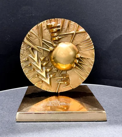 No Technical Pomodoro - Arnaldo Pomodoro (1926–2025) - Disco per BSI - Gilded bronze sculpture with a gilded brass base - 1995