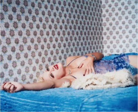Photography Rheims - Madonna blue laying on a blue bed, New York 