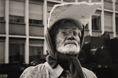 Photography Scheidegger - Der Künstler überwacht in Ludwigshafen bei Regenwetter den Aufbau der Skulptur 