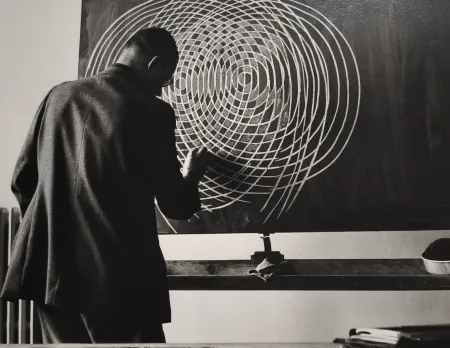 Photography Scheidegger - Max Bill unterrichtet Formenlehre an der Kunstgewerbeschule Zürich, 1944 (erste Aufnahme Ernst Scheideggers von Max Bill).