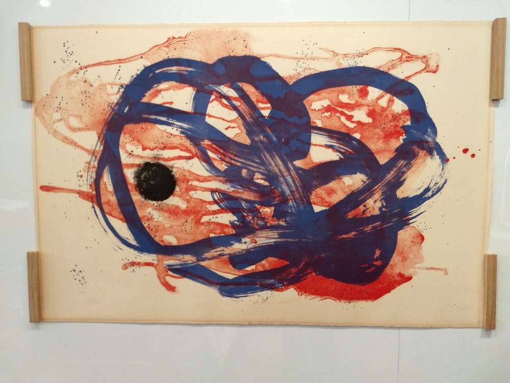 Lithograph Miró - Azul sobre aguada roja