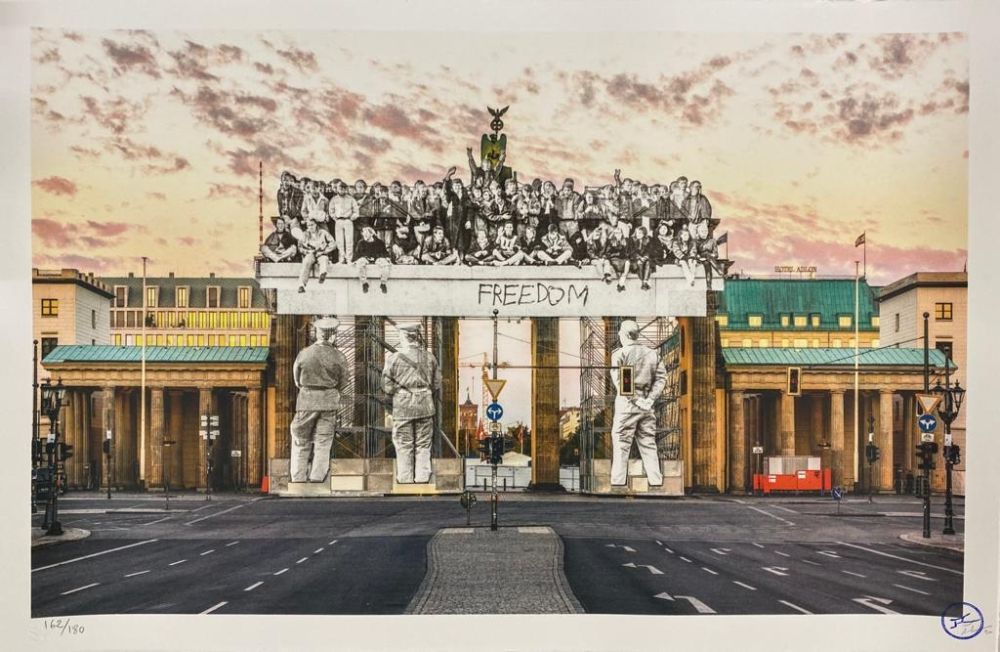 Lithograph Jr - Giants, Brandenburg Gate, September 27, 2018, 18h55, © Iris Hesse, Ullstein Bild, Roger-Viollet, Berlin, Germany, 2018
