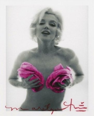 Photography Stern - Marilyn Monroe. La dernière séance. Les roses rose (1962)