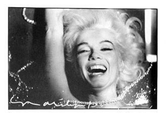 Photography Stern - Marilyn Monroe Laughing in Pearls