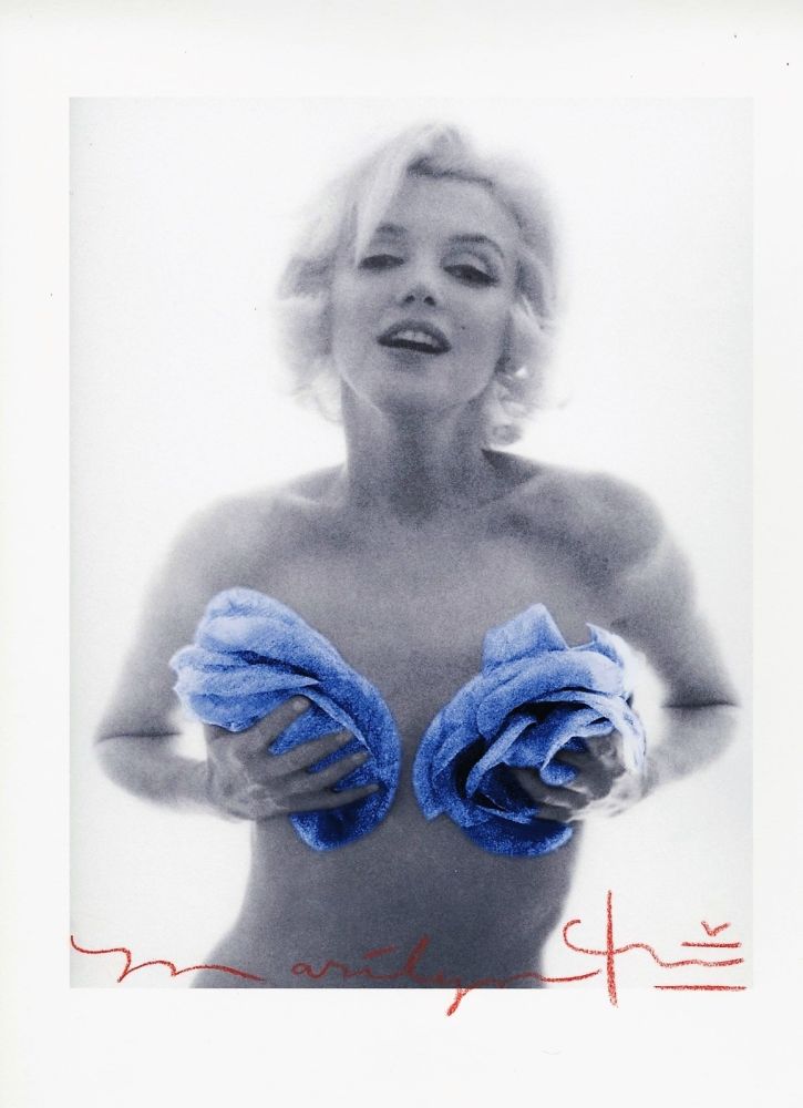 Photography Stern - Marilyn Monroe with Blue Roses