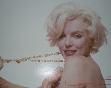 Photography Stern -  Marilyn pulling beads (1962) 