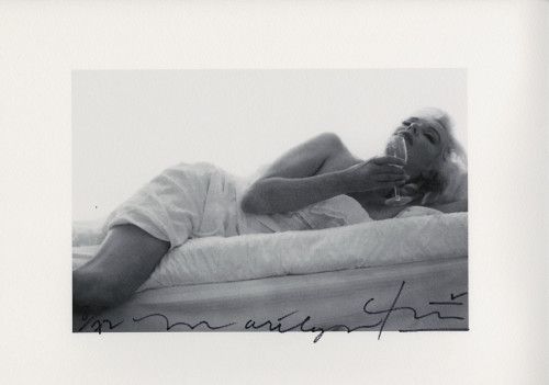 Multiple Stern - Marilyn wine on the bed