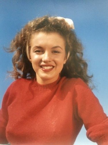 Photography De Dienes  - Norma Jean in red (Marilyn Monroe 1945)
