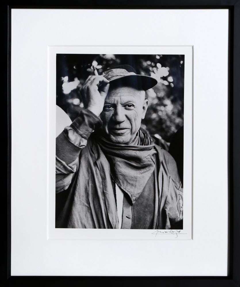 Photography Clergue - Picasso a la Feria, revetu des habits de la Pena de Logrono - Nimes, 1959